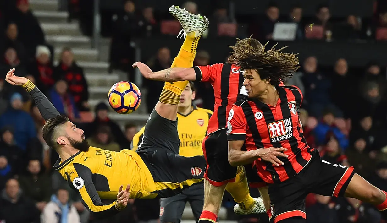 Striker Arsenal, Olivier Giroud, berusaha membobol gawang Bournemouth pada laga Liga Inggris di Stadion Vitality, Inggris, Selasa (3/1/2017). Kedua tim bermain imbang 3-3. (AFP/Glyn Kirk)