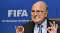 Presiden FIFA, Sepp Blatter, dilarikan ke rumah sakit akibat mengalami depresi berat. Namun, kondisinya kini berangsur-angsur membaik. (Reuters/Paulo Whitaker)