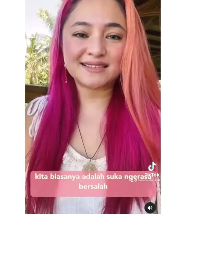 6 Potret Penampilan Baru Marshanda dengan Rambut Pink, Banjir Pujian