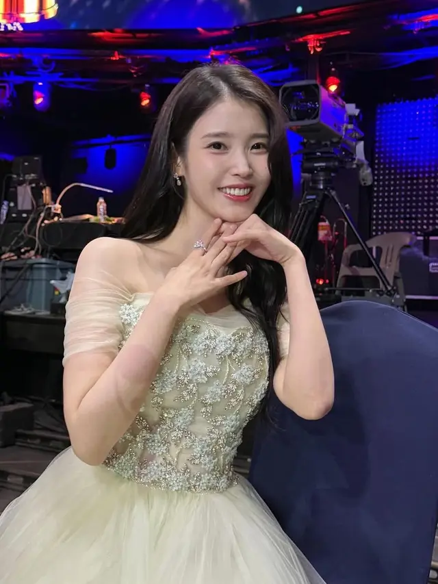 IU di Blue Dragon. [@dlwlrma]