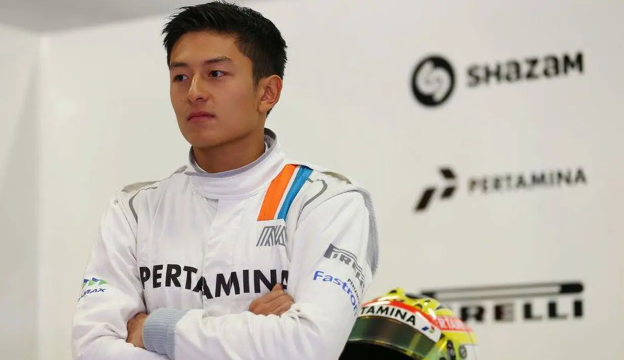 Rio Haryanto saat menunggu giliran berlaga pada Formula 1 2016 di Sirkuit Catalunya, Barcelona. (Bola.com/Rio Haryanto Media)