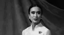 Tampilan sanggulnya terlihat lebih sleek yang perlihatkan anting yang dikenakan. Dengan posisi duduk tegak, Menpar Widi Wardhana memegang kipas yang terbuka [@widi.wardhana]