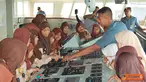 Citizen6, Jakarta: KRI BAC-593 menerima kunjungan SDIT Darul Abidin, Jalan Karet Hijau/29 Beji Depok serta Sekolah Alam Cikeas, Jalan Letda Nasir Kompleks Puri Cikeas di Dermaga Kolinlamil, Jakarta Utara, Selasa (23/10). (Pengirim: Dispenkolinlamil). 