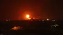 Sebuah bola api membubung setelah serangan udara di Khan Yunis, Jalur Gaza, Palestina, 23 Agustus 2021. Militer Israel menolak berkomentar ketika dihubungi oleh AFP. (SAID KHATIB/AFP)