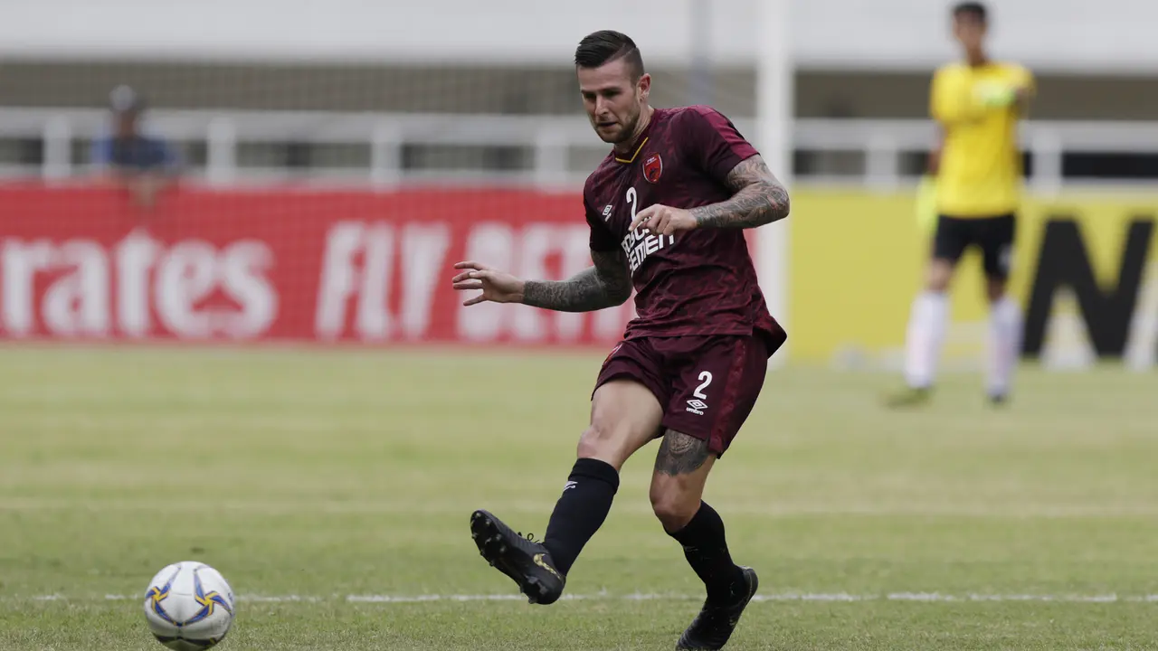 Bek PSM Makassar, Aaron Evans, menendang bola saat melawan Lao Toyota FC pada laga Piala AFC 2019. (Bola.com/M. Iqbal Ichsan)