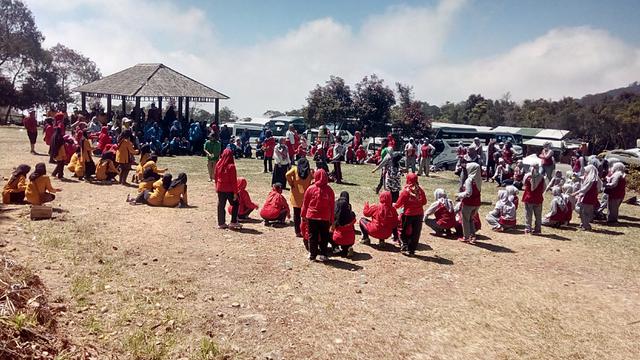 Ratusan pengunjung asal Jakarta, tengah menikmati sesi fun game menarik di kawasan wisata alam Papandayan, Garut, Jawa Barat