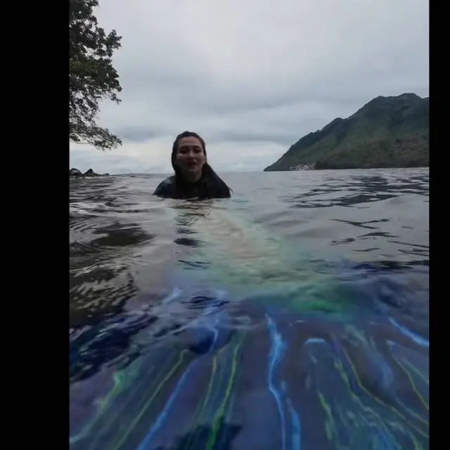 Pakai Kostum Duyung, Gubernur Sherly Tjoanda Unjuk Skill Menyelam dan Keindahan Pantai Maluku Utara.  foto: TiiikTok @sherlytjoanda