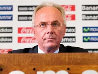 Mexican national football team coach, Swedish Sven-G&ouml;ran Eriksson listens to a question during a press conference in Mexico City on July 10, 2008. AFP PHOTO/Luis Acosta