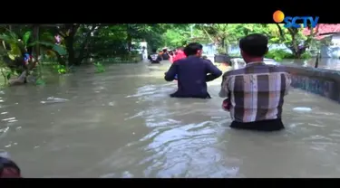 Sedikitnya, 14.400 rumah terendam dan ditinggalkan pemiliknya untuk mengungsi.