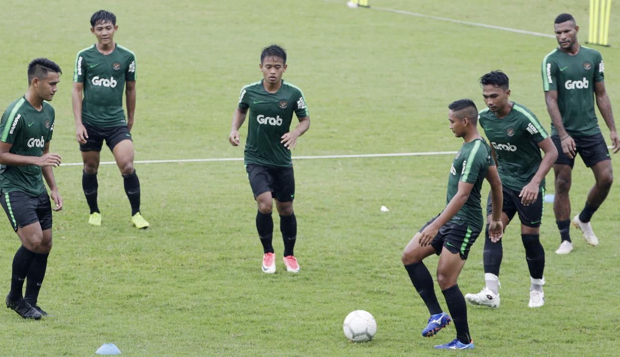 Pemain Timnas Indonesia U-22 saat latihan di Stadion Madya, Senayan, Jakarta, Senin (12/1). Latihan kali ini tidak dipimpin Indra Sjafri karena sedang mengikuti lisensi kepelatihan Pro AFC di Spanyol. (Bola.com/M Iqbal Ichsan)