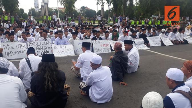 Para santri dari 15 pondok pesantren berkumpul untuk mendoakan KH Maemun Zubair yang salah sebut nama saat berdoa dan diralat. (foto : Liputan6.com / felek wahyu)