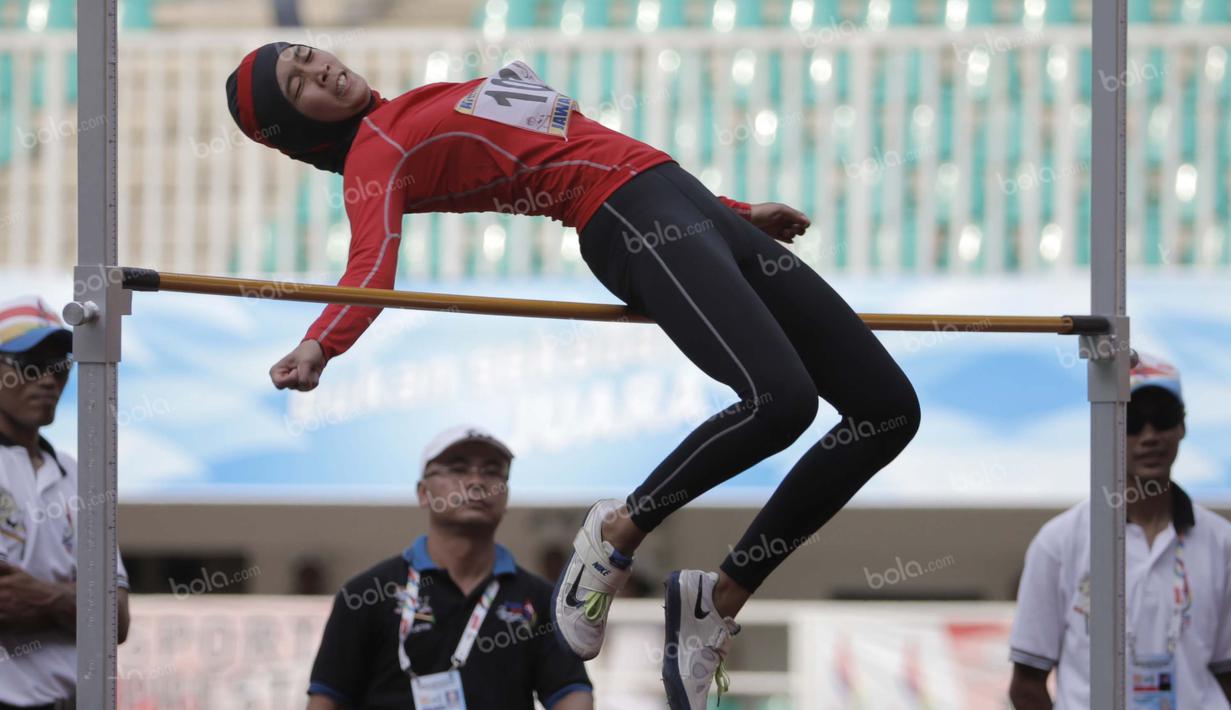 Atlet DKI Jakarta, Nadia Anggraini, beraksi dalam final lompat tinggi putri PON XIX Jawa Barat 2016 di Stadion Pakansari, Bogor, Kamis (22/9/2016). Nadia Anggraini meraih medali emas dengan lompatan setinggi 1,78 m. (Bola.com/Arief Bagus)
