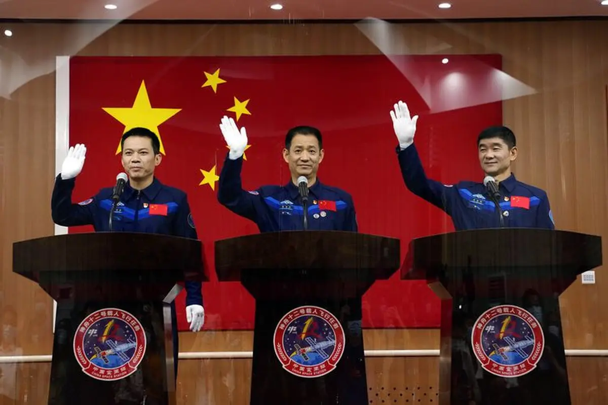 Nie Haisheng (56) Liu Boming (54) dan Tang Hongbo (45) akan menjadi astronot China pertama yang mendarat di tahap awal stasiun ruang angkasa, yang disebut Tiangong atau Istana Surgawi (AP)