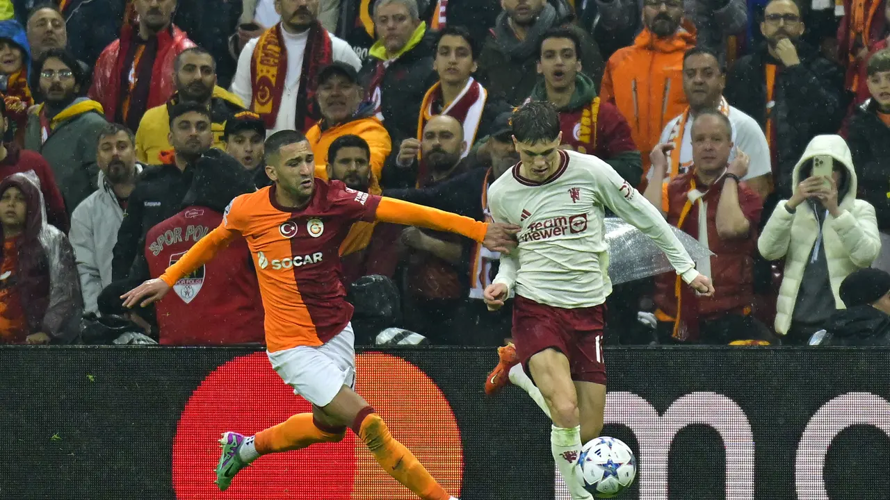Hakim Ziyech berduel dengan pemain Manchester United di Liga Champions