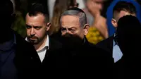 Perdana Menteri Israel Benjamin Netanyahu (tengah) tiba untuk menghadiri pemakaman tentara Israel Sersan Master Gal Meir Eizenkot, 25, yang tewas dalam pertempuran di Gaza di pemakaman militer di Herzliya, Israel, Jumat (8/12/2023). Kematian Eizenkot, putra Gadi Eizenkot, mantan panglima militer Israel yang juga saat ini menjadi anggota kabinet perang Israel, telah bergema di seluruh negeri dan mengundang belasungkawa dari para pemimpin tertinggi Israel (AP Photo/Leo Correa)