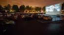 Orang-orang menonton film di sebuah bioskop drive-in yang digelar oleh warga Saint-Thibault-des-Vignes, suatu wilayah di pinggiran Kota Paris, Prancis, pada 4 Juli 2020. Bioskop berkonsep drive-in semakin populer di Prancis selama pandemi COVID-19. (Xinhua/Aurelien Morissard)