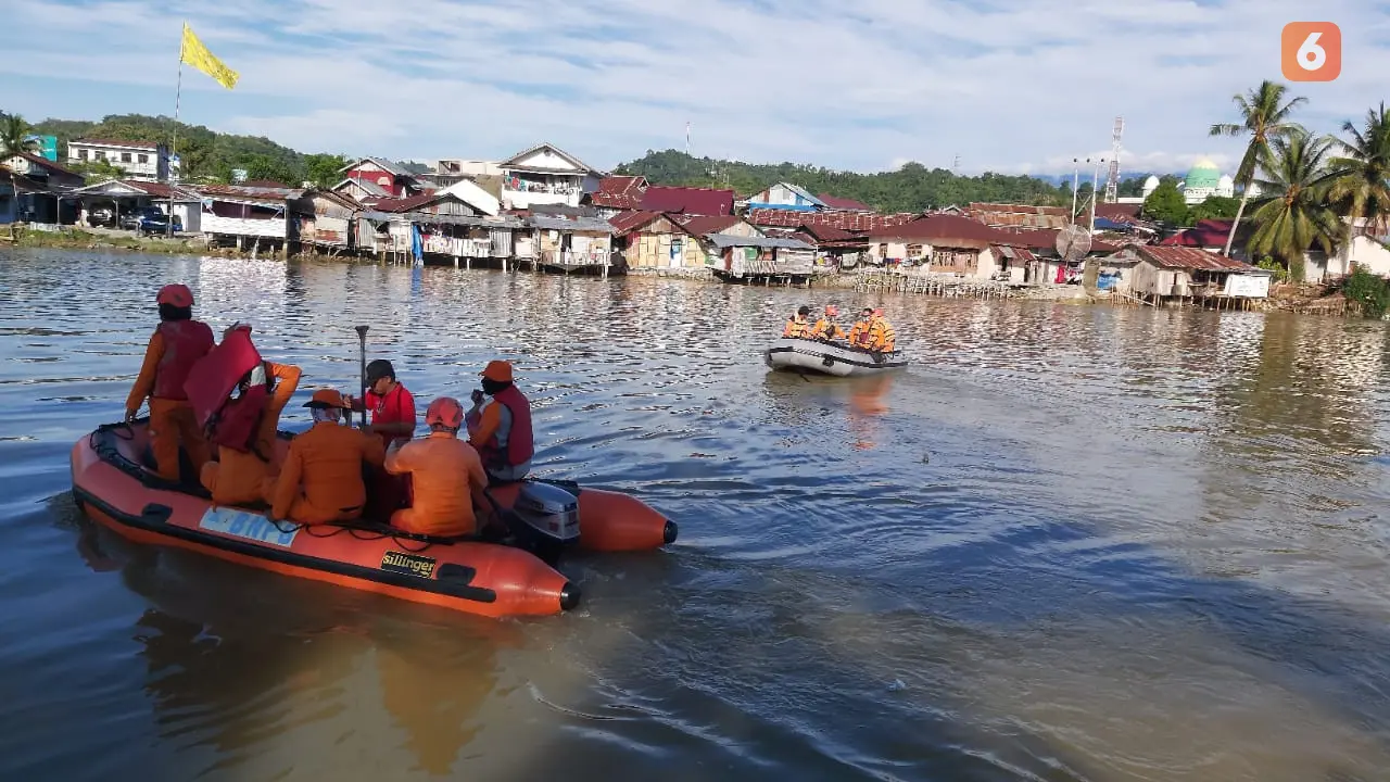 Personel SAR Pos Parigi mencari korban tenggelam di Poso