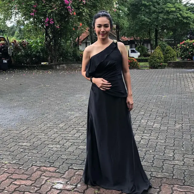 Dea Lestari anggun mengenakan dress berwarna hitam (https://www.instagram.com/p/CJ7u2eIh1mq/?utm_medium=copy_link)