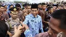 Usai upacara, para PNS berebut untuk bersalaman dengan Presiden Jokowi, Jakarta, Senin (1/12/2014). (Liputan6.com/Faizal Fanani)