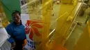 Seorang pekerja wanita di sebuah pabrik di provinsi Chainat, Thailand (16/12/2015). Bulog memperkirakan sampai akhir tahun ini penyerapan beras impor sebanyak 350.000 sampai 700.000 ton. (REUTERS / Jorge Silva)