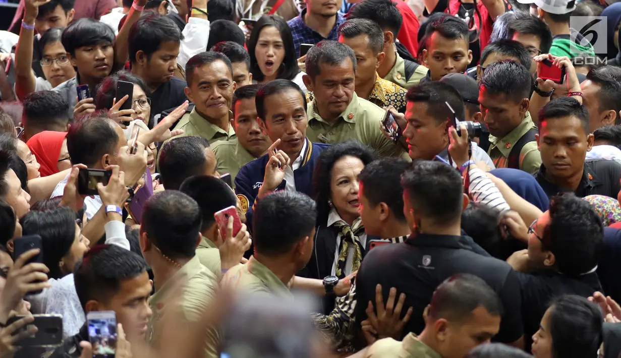 Calon Presiden petahana Joko Widodo ketika menghadiri Festival Satu Indonesia di Istora, Senayan, Jakarta, Minggu (10/3). Acara yang dihadiri kaum millenial mengajak pemilih untuk tidak golput pada Pilpres 17 April 2019. (Liputan6.com/Johan Tallo)