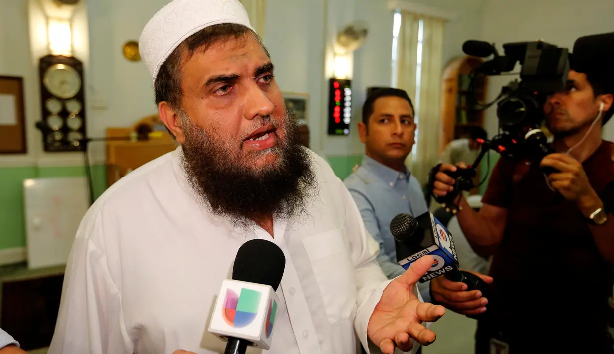 Imam Syed Safik Rahman memberi keterangan usai memimpin doa bersama untuk para korban penembakan massal komunitas gay di Islamic Center of Fort Pierce, Fort Pierce, Florida, Minggu (12/6). (Reuters/Joe Skipper)