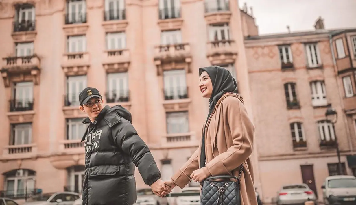 “#MasyaAllahtabarakallah yg selalu siaga.. jam 2 pagi kebangun laper lgsng dicariin makan, ampe vitamin , minum smua di urus,” tulis Zaskia Sungkar, Jumat (9/10/2020). (Instagram/zaskiasungkar15)