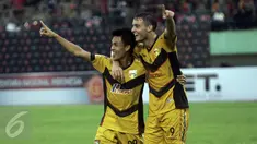 Ekspresi Pesepakbola Mitra Kukar Yogi Rahadian (kiri) usai mencetak gol ke gawang PS TNI  pada pertandingan 8 besar Piala Jenderal Sudirman di Stadion Manahan Solo, Minggu (20/12/2015). Mitra Kukar menang 3-1. (Foto:Boy Harjanto)