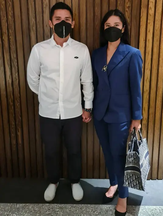 "Jadi, apapun kondisi kita sekarang, mari kita rayakan hari Kartini ini dengan saling mendukung, terus berkarya, dan pastinya dengan terus membaca dan membaca lagi! Terutama membaca tulisan tulisan beliau- idola kita semua- RA Kartini," pungkas Dian Sastrowardoyo. (Instagram/therealdisastr)