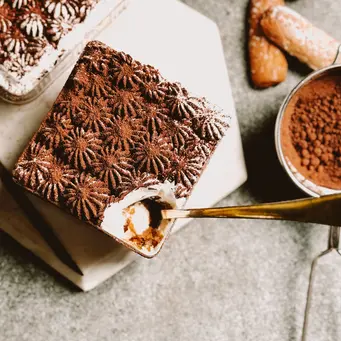Cita rasa tiramisu tetap dapat hadir melalui perpaduan kopi espresso dan bubuk kakao dengan teknik yang praktis. (Foto/dok: Pexels/Akshata Bablad)