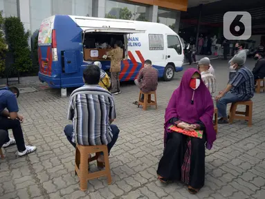 Warga antre mengurus SIM di Pelayanan SIM Keliling, Tangerang Selatan, Banten, Jumat (7/8/2020). Ditlantas Polda Metro Jaya memberi dispensasi bagi pemilik SIM yang masa berlakunya habis di masa pandemi COVID-19 bisa memperpanjang sampai akhir Agustus 2020. (merdeka.com/Dwi Narwoko)