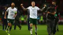 Gelandang Irlandia, James McClean, merayakan kemenangan atas Wales pada laga kualifikasi Piala Dunia 2018 di Stadion Cardiff City, Cardiff, Senin (9/10/2017). Wales kalah 0-1 dari Irlandia. (AFP/Geoff Caddick)