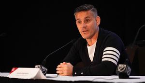 John Herdman juga fleksibel dalam menerapkan formasi dan taktik, menyesuaikan dengan karakter pemain serta kekuatan lawan. Tampak dalam foto, John Herdman, pelatih kepala Toronto FC, berbicara pada konferensi pers selama acara hari media MLS di Miami Convention Center pada 11 Januari 2024 di Miami, Florida. (Rich Storry/GETTY IMAGES NORTH AMERICA/Getty Images via AFP)