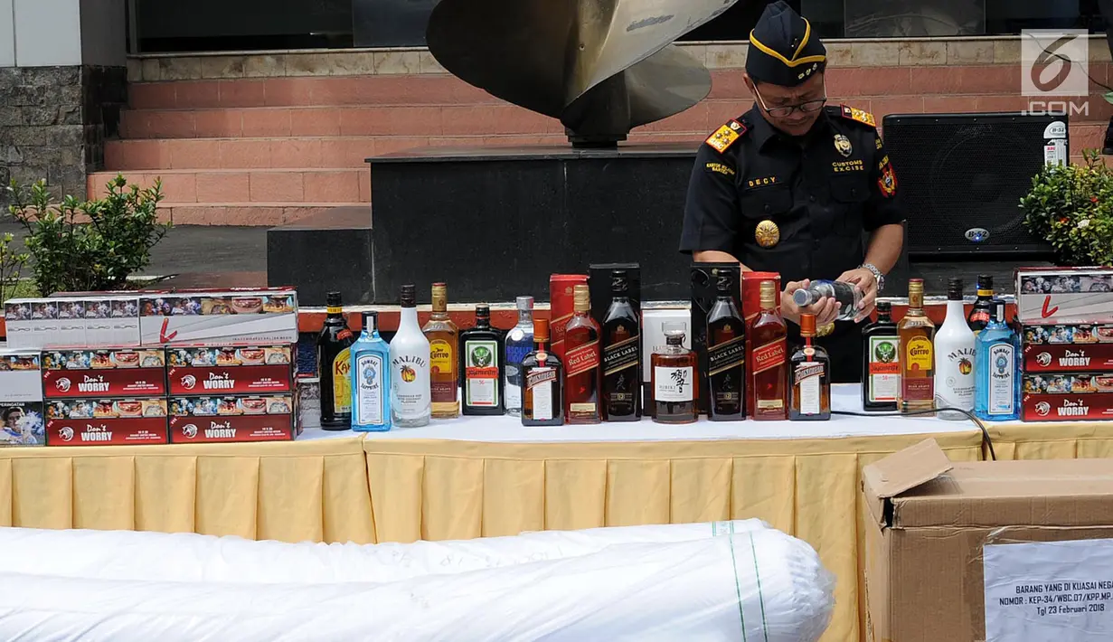 Petugas Kanwil Dirjen Bea dan Cukai Banten memeriksa sejumlah barang bukti di Banten (6/3). Petugas berhasil mengamankan 7.743 tekstil barang impor, 14.940  minuman beralkohol illegal, dan 2.903.960 tembakau. (Merdeka.com/Arie Basuki)