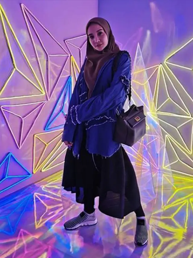 Gaya OOTD Zaskia Sungkar, Modis dan Elegan
