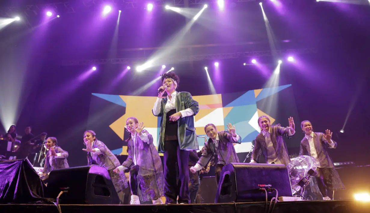 Keseruan konser Merakit benar-benar terjadi kemarin di Balai Sarbini. Yura Yunita tampil dengan sangat mengagumkan. Dengan memakai pakaian yang casual, Yura sukses ciptakan suasana yang seru dan menghipnotis para penonton konsernya. (KapanLagi.com/Muhammad Akrom Sukarya)