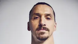 Penyerang baru LA Galaxy, Zlatan Ibrahimovic berpose dalam seragam klub barunya saat pemotretan pada 23 Maret 2018. Pemain 36 tahun ini menerima 3 juta euro atau setara Rp51 miliar per musim saat bergabung di LA Galaxy. (Jon Shard/LA Galaxy via AP)