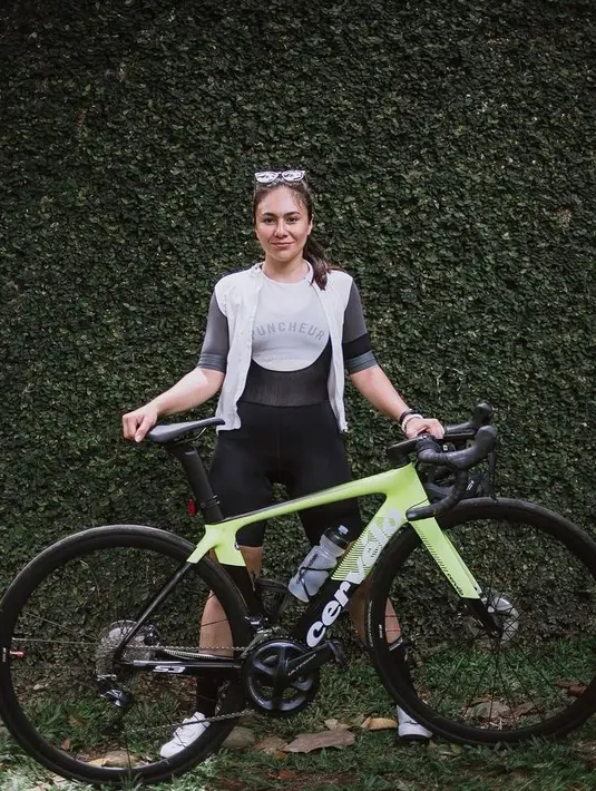 Selain ngegym, bersepeda menjadi salah satu olahraga rutin yang dilakukan Wulan Guritno. Ketika bersepeda, dia tampil sporty dan stylish. (Instagram/wulanguritno).
