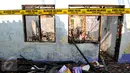 Kondisi salah satu sisi Kantor Komisi Nasional Perlindungan Anak pasca terbakar, Jakarta, Senin (29/6/2015). Hingga kini, aparat kepolisian masih terus menelusuri penyebab terjadinya kebakaran. (Liputan6.com/Yoppy Renato)