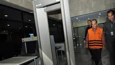 Gubernur Riau nonaktif, Annas Maamun kembali menjalani pemeriksaan penyidik KPK, Jakarta, Selasa (2/12/2014). (Liputan6.com/Miftahul Hayat)