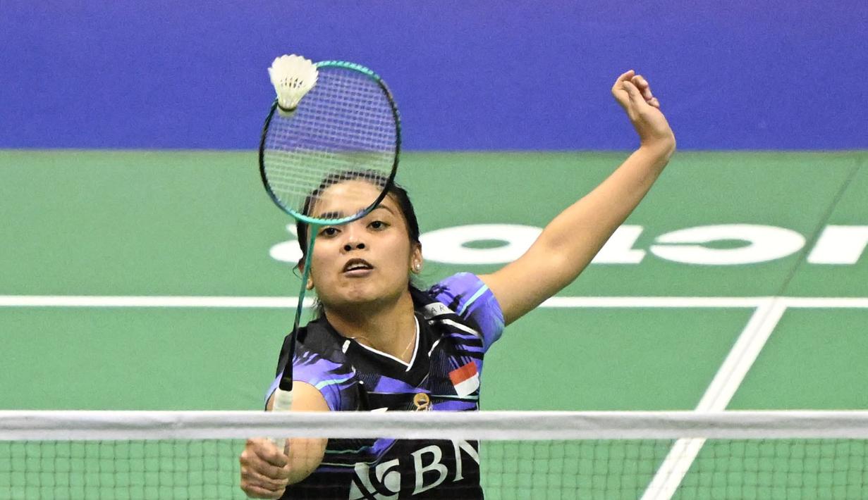Tunggal putri Indonesia, Gregoria Mariska Tunjung, saat melawan wakil Spanyol, Carolina Marin, pada laga perempat final turnamen Hong Kong Terbuka 2023 di Coliseum, Hong Kong, Jumat (15/9/2023). Gregoria menang dua set langsung dengan skor 21-9 dan 21-18. (AFP/Peter Parks)