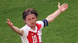 Pemain Kroasia, Luka Modric tampak kecewa setelah ditahan imbang Albania pada laga Grup B di Volksparkstadion, Hamburg, Rabu (19/6/2024). (AFP/Ronny Hartmann)