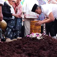 Suasana duka mengiringi kepergian keluarga Subono. Ibunda promotor, Adrie Subono dan juga Eyang dari Melanie Subono, Hj. Titi Sri Sulaksmi Subono Binti Alwi Abduldjalil Habibie meninggal dunia. (Dezmond Manullang/Bintang.com)