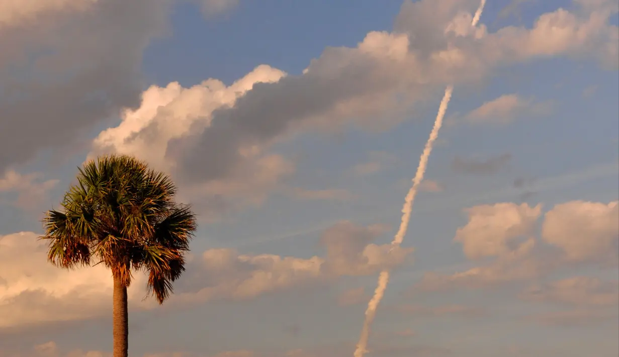 Roket United Launch Alliance Atlas (ULA) V diterbangkan dari Cape Canaveral Air Force Station, Florida, Amerika Serikat, Kamis (1/3). Roket Atlas V membawa satelit GOES-S menuju orbit. (Malcolm Denemark/Florida Today via AP)