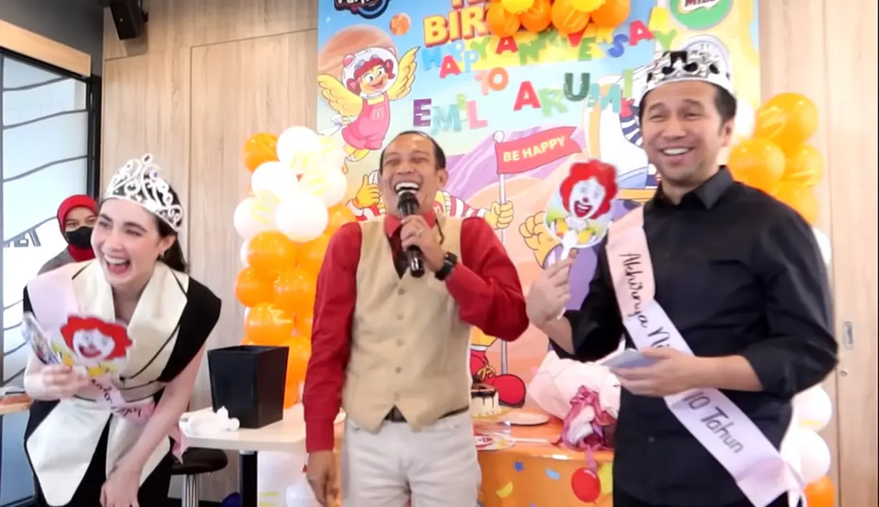 Ulang tahun pasangan ini juga diisi dengan hiburan main sulap. Arumi tampak begitu bahagia dengan kejutan ulang tahun pernikahan meski sederhana. [Youtube/Arumi Bachsin]