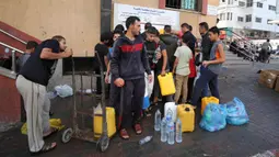 Lebih dari dua juta orang di wilayah Gaza kini berada dalam risiko karena kekurangan pasokan air. (Dawood NEMER/AFP)