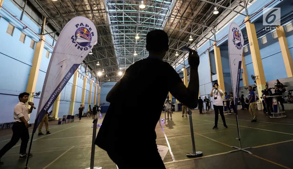 Peserta siap menerbangkan pesawat kertas pada kompetisi final Red Bull Paper Wings 2019 di Universitas Tarumanagara, Jakarta, Jumat (5/4). Sebanyak 20 pilot telah terpilih pada babak kualifikasi yang telah diadakan pada tanggal 20 Februari dan 13 Maret. (Liputan6.com/Fery Pradolo)