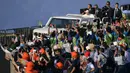 Menaiki mobil Maung buatan PT Pindad, Paus Fransiskus menyapa umat Katolik yang memadati Stadion Utama Gelora Bung Karno, Jakarta. (BAY ISMOYO/AFP)