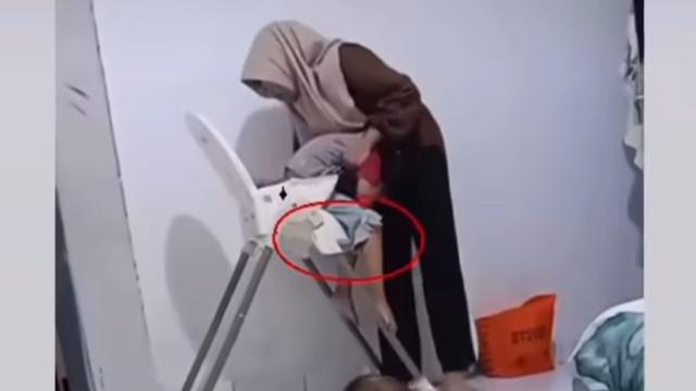 Tangkapan layar penganiayaan anak di salah satu daycare atau penitipan anak.