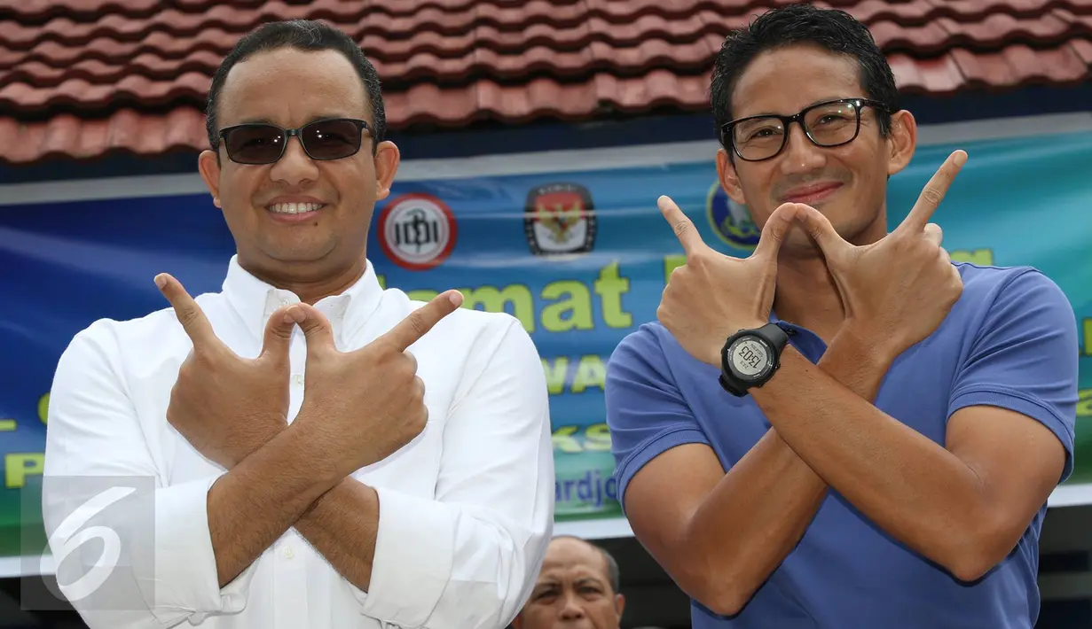 Pasangan Cagub Cawagub DKI Jakarta 2017 Anies Baswedan dan Sandiaga Uno memberikan salam kepada awak media saat akan menjalani tes kesehatan di RSAL Dr. Mintoharjo, Jakarta, Sabtu (24/9). (Liputan6.com/Immanuel Antonius)